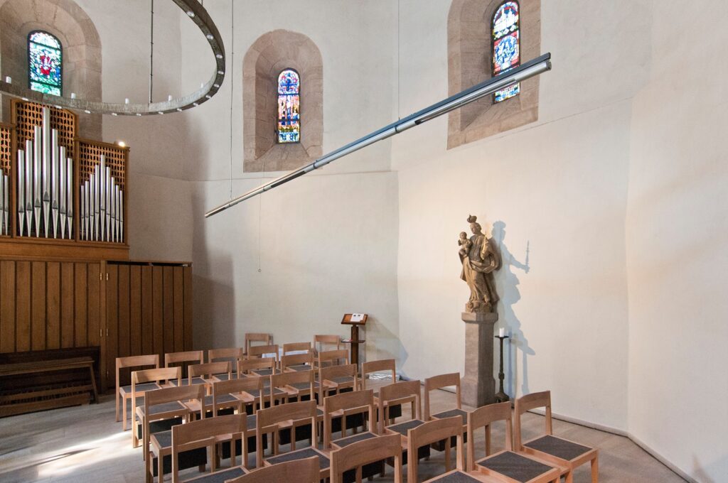 Heizstrahler HeatTube in der Kirche: Achatiuskapelle in Grünsfeld. So kann man nachhaltig heizen.