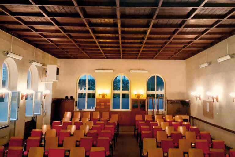 Auch im Grünezukunft, Saal kann man den HeatZone einsetzen. Somit muss man nicht den ganzen Raum beheizen und in den Gemeindesitzungen etc. keiner frieren.