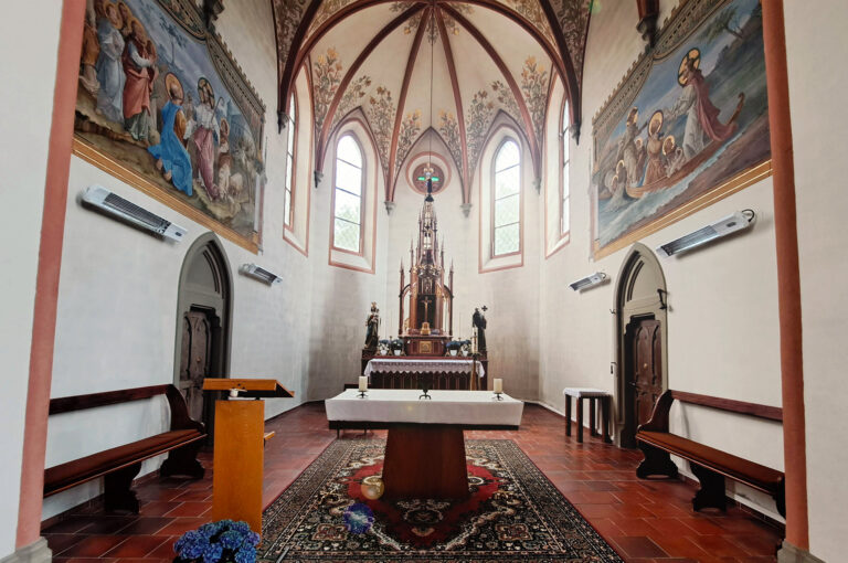 Unser Infrarotheizstrahler in der Kirche, immer eine gute Idee! Hier kann man ein Beispiel sehen, wie man ein Altar beheizen kann