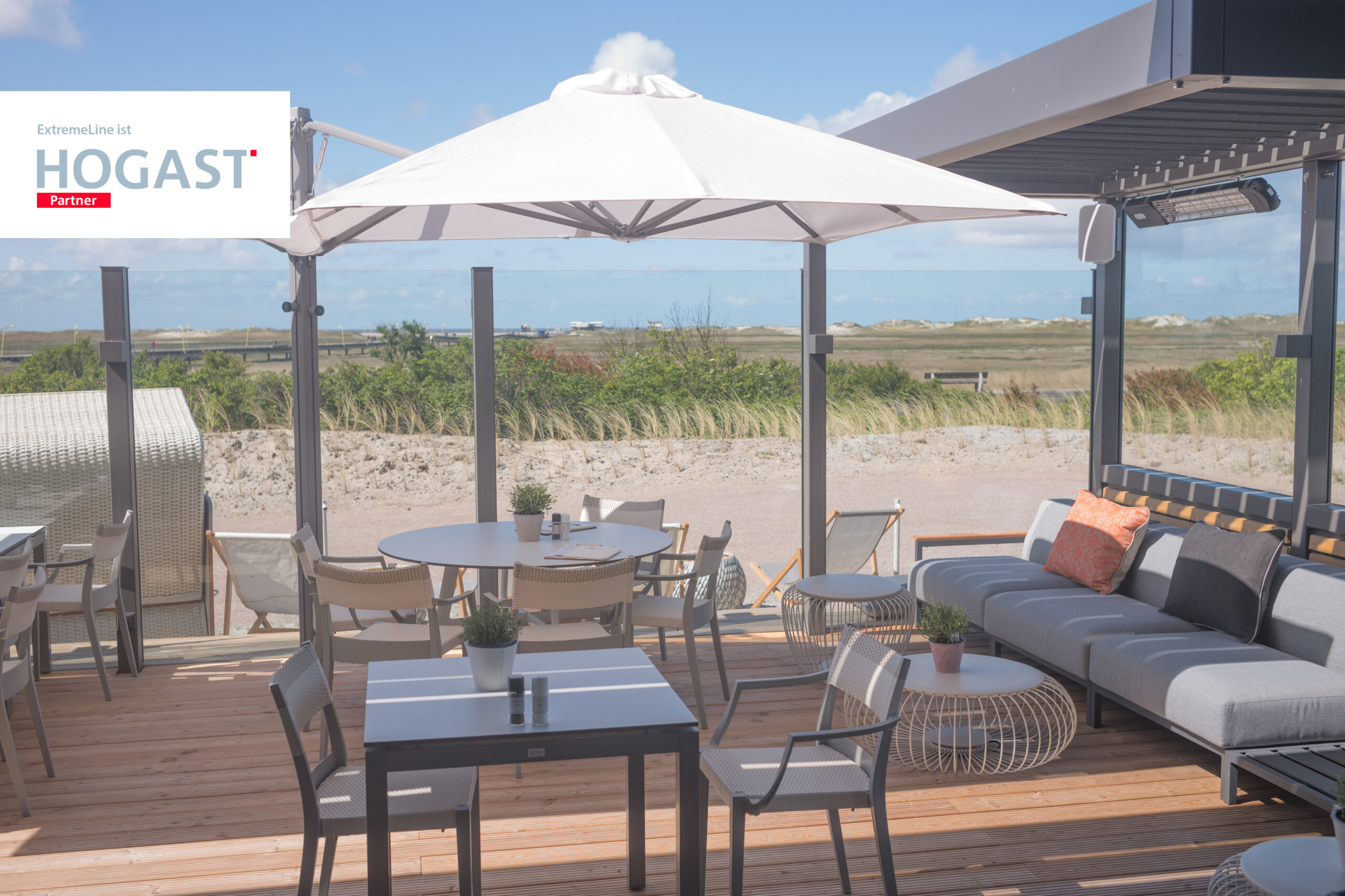 Wir sind Hogast Partner und auf dem Bild sieht man eine gemütlich eingerichtet Terrasse des Strandgut Resorts ausgestattet mit HeatShines