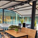 Im tollen Ambiente von Edelmeye und der Überdachung von der Schirmherrschaft sind hier e mit der Klammer angebrachte schwarze HeatFlares zu sehen. Welche das Outdoor Living erlebniss perfekt machen.