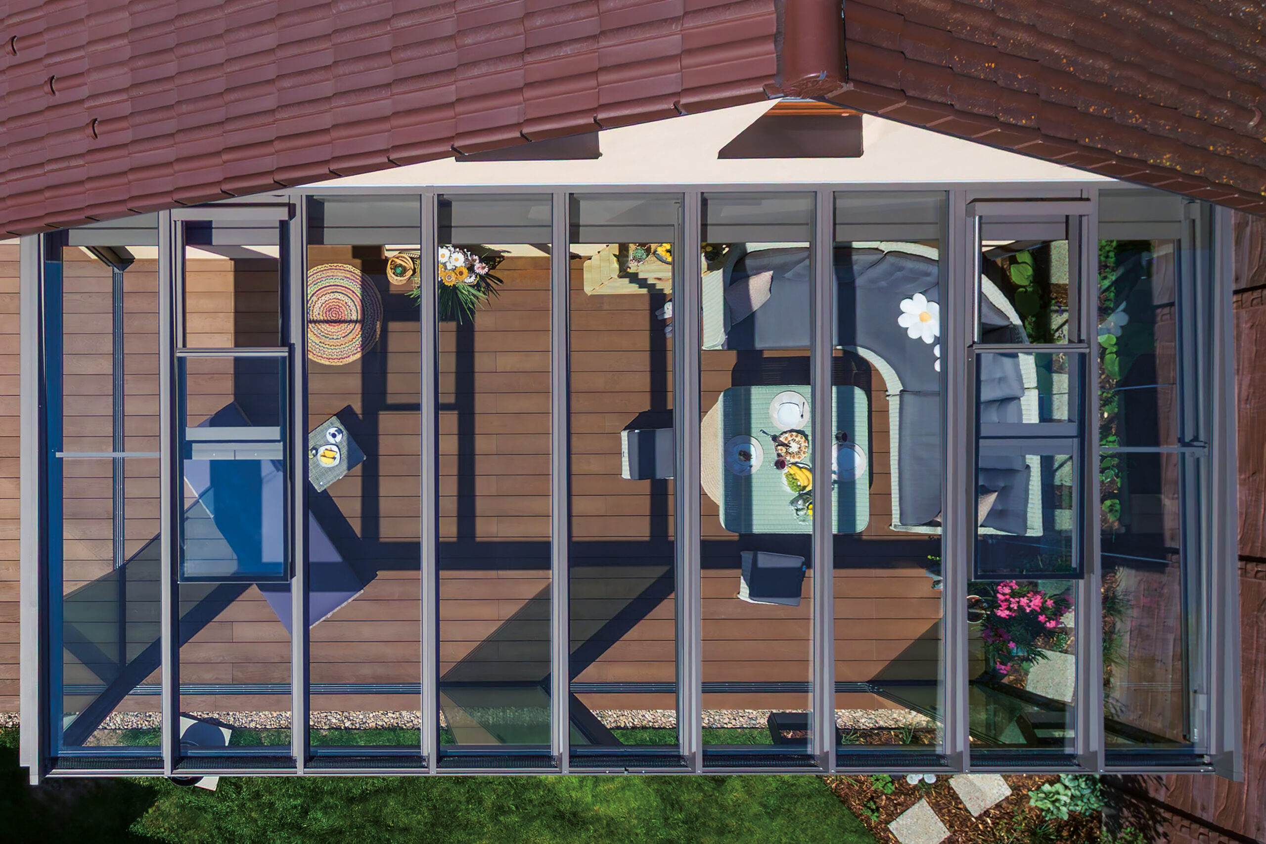Dachschiebefenster in einer modernen Terrassenüberdachung mit Beschattung. Das verschiebbare Glaselement bietet flexiblen Frischluftmöglichkeit für Terrasse, Wintergarten oder Outdoor-Lounge und sorgt gleichzeitig für maximalen Komfort.