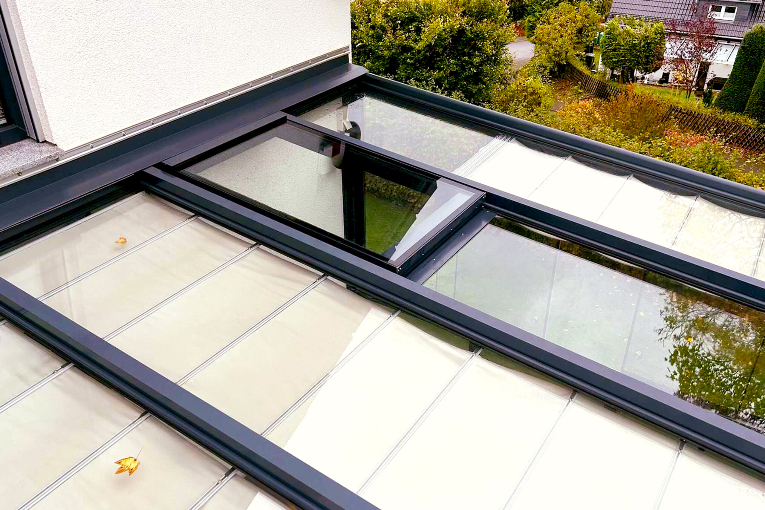 Dachschiebefenster in einer modernen Terrassenüberdachung mit Beschattung. Das verschiebbare Glaselement bietet flexiblen Frischluftmöglichkeit für Terrasse, Wintergarten oder Outdoor-Lounge und sorgt gleichzeitig für maximalen Komfort.