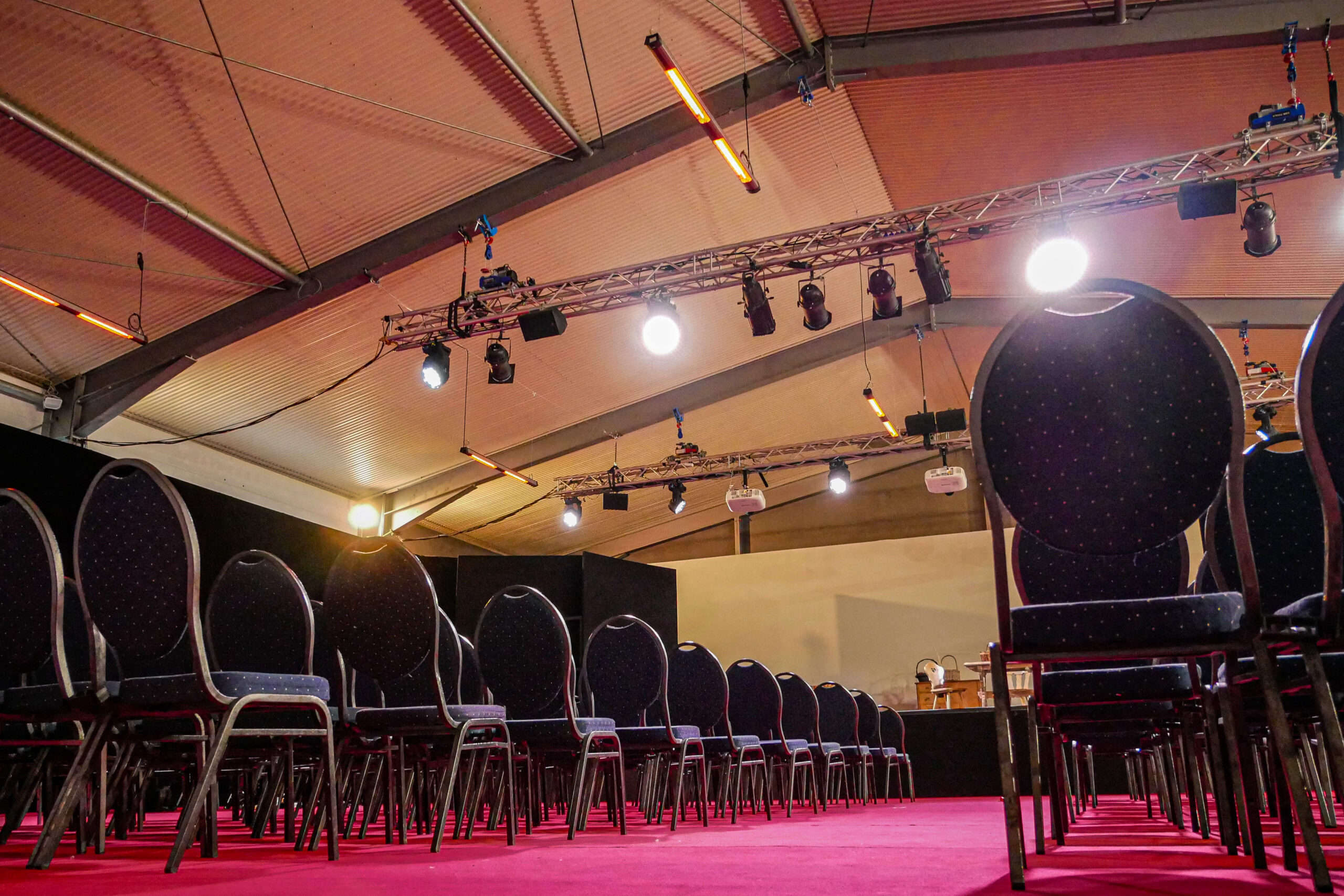 ExtremeLine HeatFlare Infrarot-Heizstrahler in einer Event- und Veranstaltungshalle. Die leistungsstarken Heizsysteme sorgen für gleichmäßige Strahlungswärme in Konferenzräumen, Veranstaltungsflächen und Mehrzweckhallen und schaffen auch bei hohen Decken ein angenehmes Raumklima.