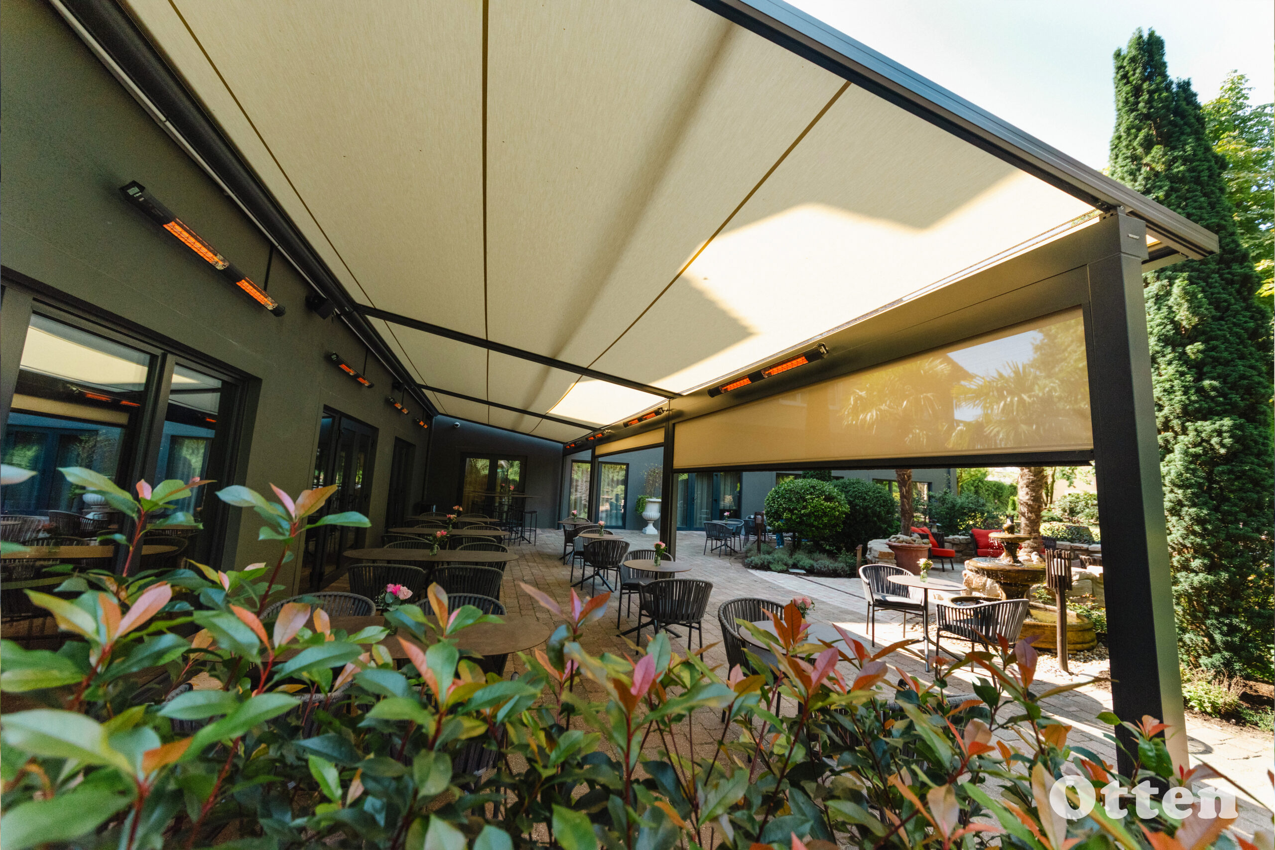 ExtremeLine HeatFlare Infrarot-Heizstrahler auf einer überdachten Restaurantterrasse. Die leistungsstarken Heizstrahler sorgen für angenehme Wärme unter Markise und Terrassenüberdachung und ermöglichen die ganzjährige Nutzung von Außenbereichen in Gastronomie und Hotellerie.