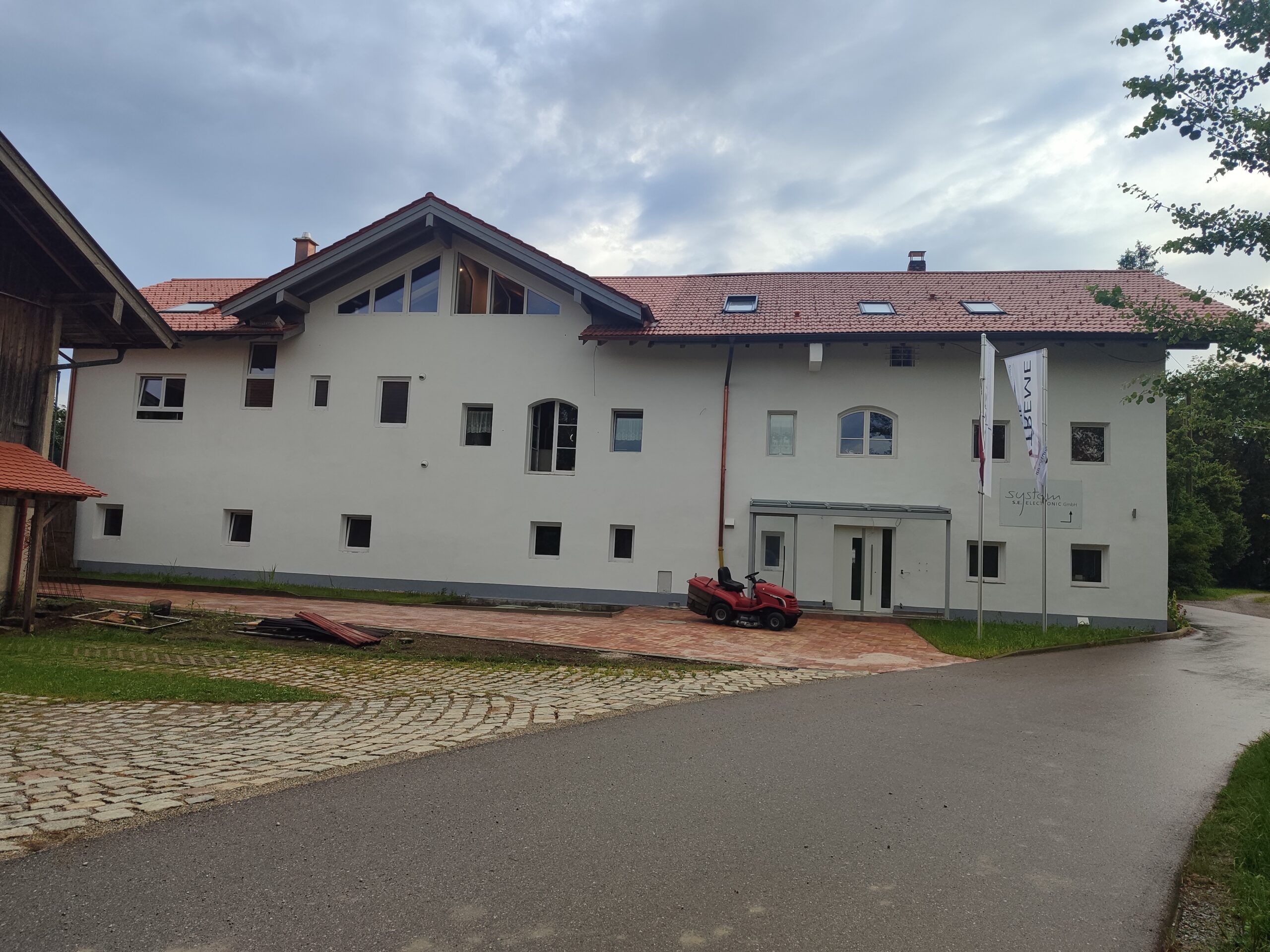 Erste geteerte Straße zum Produktionsstandort
