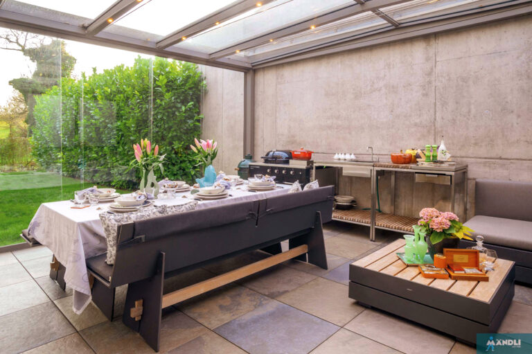 Outdoor-Küche im Sommergarten mit Glasschiebeelemente und 2 AirSlides