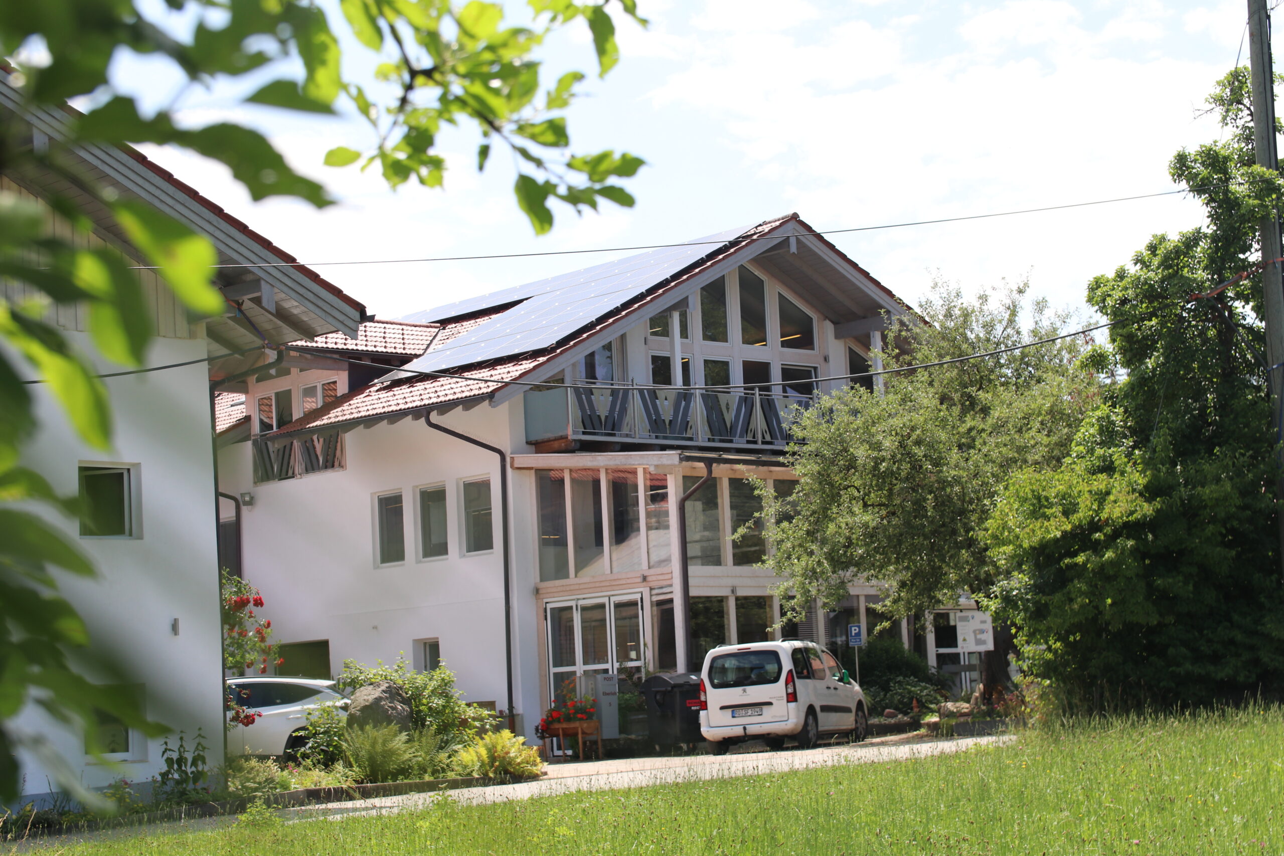 Neue Solarpaneele auf dem Hauptgebäude