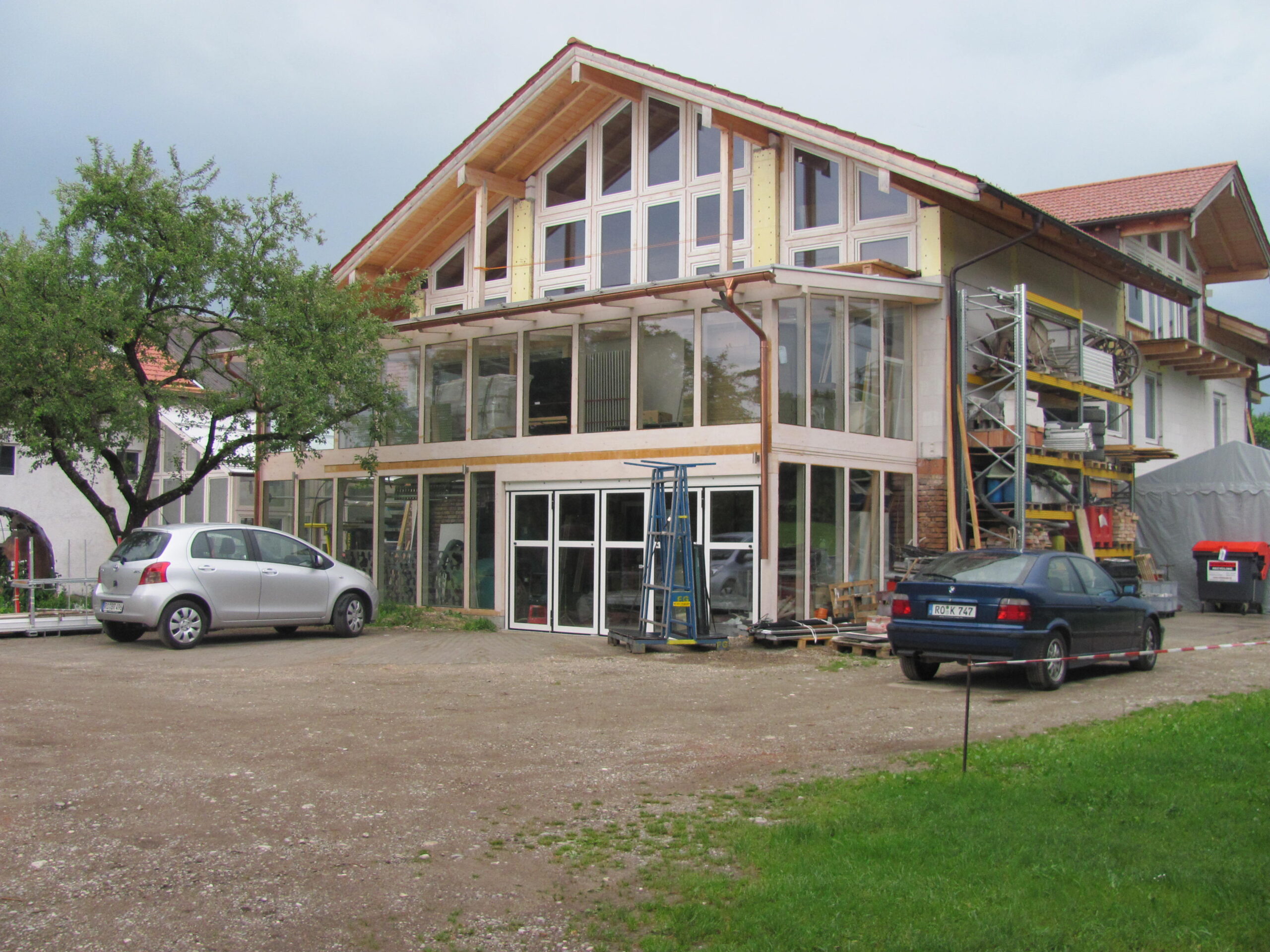 Anbei am Hauptgebäude