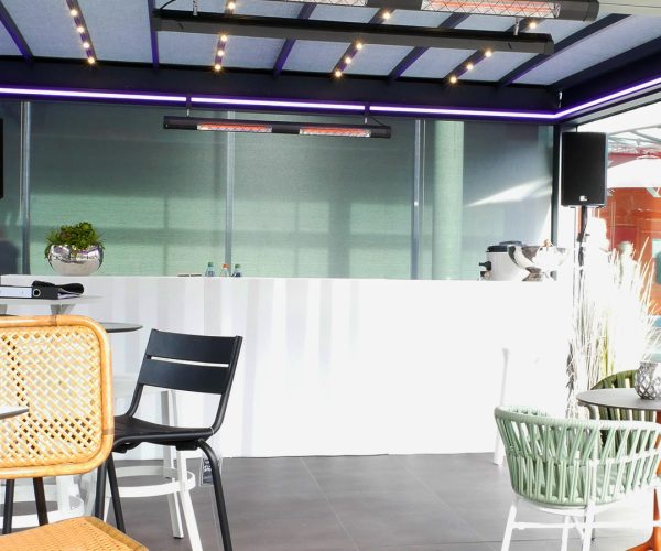 Schwarze HeatFlares bei dem Stand der Schirmherrschaft auf der Outdoor.Ambiente.Living