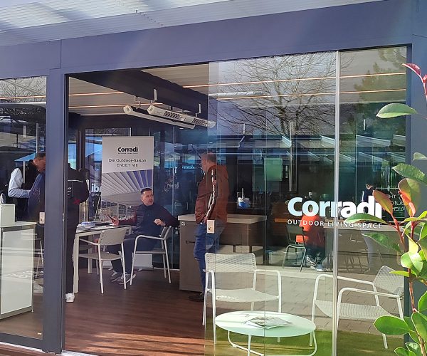 Zu sehen ist der HeatFlare in weiß, integriert in einem dunkelgrauen Dach von Corradi