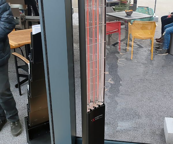 Zusehen ist unser schwarzer HeatTower , welcher perfekt für Terrassenüberdachungen mit Glasschiebeelementen geeignet ist.